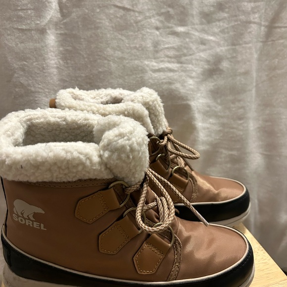 Waterproof Sorel boots. Size 6. - Picture 3 of 3
